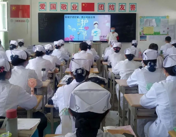 【官方足球世俱杯新闻】护理分院举办“致敬护理前辈，携手战胜疫情”主题活动