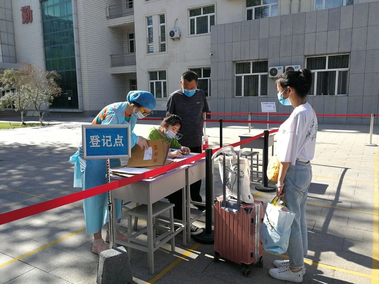 【官方足球世俱杯新闻】守约接站，活动育人 一一分校区积极做好学生服务教育工作